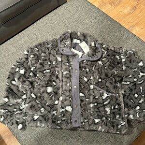 So soft NWT faux fur jacket. Size Large